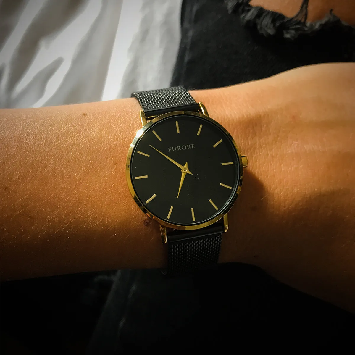 Dazzling Nature Watch Gold And Black Colour