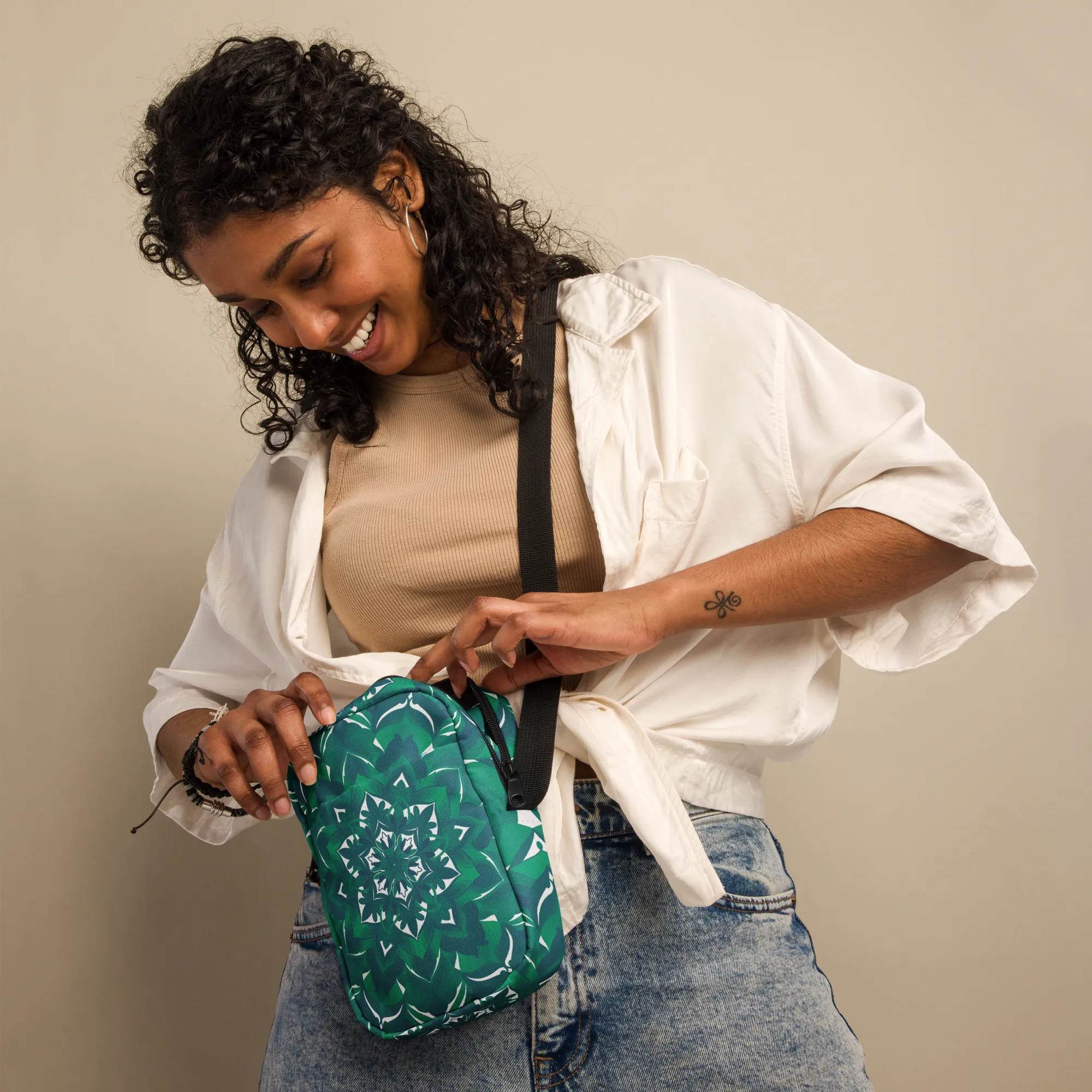 Vibrant Wanderlust sling bag - Green